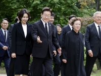 李대통령 "盧 못다 이룬 꿈 완수…기득권 반발 두려워 않고 개혁 추진"