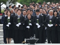 故 노무현 앞에 선, 첫 현직 대통령 이재명…"못다 이룬 꿈 완수" (종합)