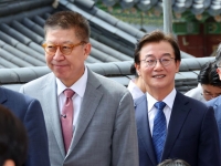 "고마 좀 이기라"… 롯데야구 성적에 속타는 부산시장 후보들