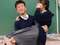 "최고의 담임 선생님"…'공주님 안기' 사진 확산에 교육계 충격, 발칵 뒤집힌 홍콩