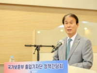 보훈장관 "스벅과 진행하는 독립유공자 후손 장학사업, 재검토할 것"