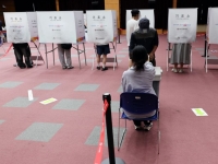 얼마나 닮았으면…"사촌 신분증 냈는데 통과" 사전투표장서 벌어진 황당한 일 