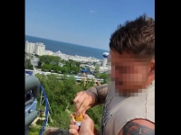 "코미디 영상일 뿐이었는데"…롤러코스터서 치킨너깃 먹은 인플루언서, 평생 출입금지