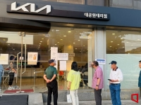 새벽부터 자동차 전시장에 줄 선 사람들…"제가 1등입니다" 뜨거운 '한 표의 열기'