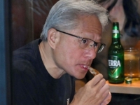 "여기 앉으면 부자 된다?" 젠슨 황 앉았던 그 자리 7개월째 '오픈런'