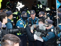 잠실 개표소 봉쇄 농성 이틀째…2000명 시민 집결 "재선거 실시하라"