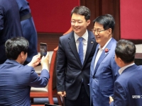  기념촬영하는 박지원과 박지원