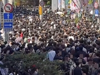 "돈 주고도 못 산다" 수십만명 몰리며 성수동 마비되더니…유통가 집어삼킨 '포켓몬'