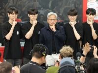 "쉿, 이건 미출시 제품입니다" PC방서 페이커 만난 젠슨 황 "AI시대로 이끌어줄 것"