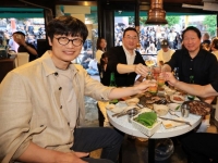 젠슨 황 '삼쏘 회동' 결제는 네이버가…시민들에 'HBM칩' 돌려(종합)