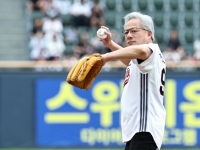 잠실 찾은 젠슨 황, 치킨 먹으며 박정원 회장과 나란히 직관