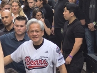  "Hi, everyone" 두산베어스 유니폼 입은 젠슨 황 깐부치킨 도착