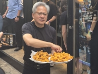  젠슨 황 "AI시대 통신 네트워크 재창조…韓 통신사와 협력"