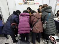 20대 손자는 쉬고 70대 할아버지는 일한다…일하는 노인 216만명 '역대 최대'