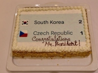 "첫 승리 축하합니다" 李 대통령, 이탈리아서 받은 깜짝 케이크 공개