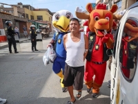 "월드컵 마스코트아니었어?" 변장한 경찰, 마약 밀매 용의자 체포