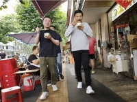 "샤오미 창업가, 쪼그려 앉아 국수를"…레이쥔 행보에 中 들썩
