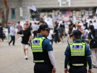 경찰, 올림픽공원 개표소 진입 시도…시위대 대치