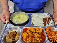 "줘도 안 먹어"…30년 헌신한 의인 게시글에 '밥 위에 케이크' 조롱 눈살