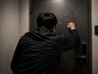 이사 온 이웃에 "신상정보 말해"…현관문까지 부쉈다