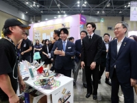 한손에는 응원봉, 한손에는 쇼핑백…K팝 따라온 팬들, K뷰티·푸드 즐겼다