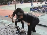 학생 보는 앞 휴대폰 100여대 박살낸 학교…中 교육당국도 "부적절"
