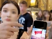 "사진 너무 오래 찍잖아"…파리 명소서 몸싸움, 中여성은 국기 꺼냈다