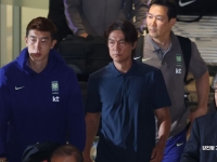 홍명보 미국행 두고 갑론을박…대표팀 주치의 "가족 찾아가는 게 도피냐"