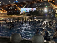 밤에도 즐기는 한강 수영장… '15만명' 찾았다