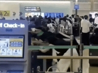 "캐리어 밀며 돌진"…인천공항서 중국인 수십명 '집단 새치기'