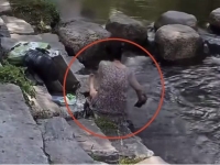 "아무리 더워도 이건 선 넘었다" 대낮에 청계천서 때 밀며 목욕…역대급 빌런에 몸살
