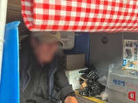 "아픈 다리에 스스로 침 놓으며 버틴다"서울역 지하도, 통계도 없는 이들의 실체