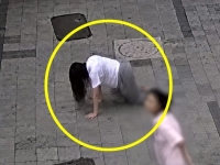 대낮에 길바닥서 네발로 기고 구르고…수원역 20대女, 충격적 행동 이유