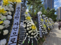"집은 다른 곳에 지어라" 근조화환으로 뒤덮인 용산공원