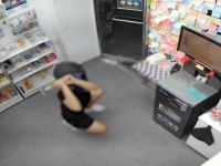 무인점포 7곳 턴 헬멧남 잡았더니 10대…"도박 빚 갚으려고"