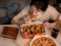 "너무 먹고 싶어" 자다가도 번쩍…밤마다 참지 못하는 야식, 진짜 이유는