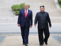 트럼프, 김정은과 찍은 사진 3장 게시…대화 재개 신호 보내나 