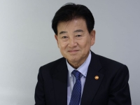北지뢰 사태에 유럽서 중도 귀국한 정동영 "착잡…평화 노력 폄훼 안 돼"
