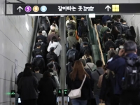 에스컬레이터 '한 줄 vs 두 줄' 의견 들어보니…여전히 '팽팽'