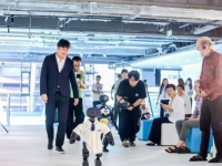 벽에 부딪히면서 걸음마 배운다…中 베이징에 세계 첫 '로봇 유치원' 등장