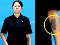 용혜인 논란 기자회견하는데…국회서 장미 문신 노출 부대변인에 갑론을박