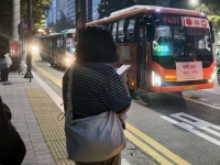 막차인 만석 광역버스에 중학생 태운 기사…'선의냐 안전이냐' 갑론을박