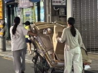 "요즘 세상에 이런 친구들이 있다니"…폐지 줍는 할아버지 도와 고물상까지 동행한 중학생들