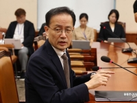 이형일號 기금형 퇴직연금 속도전 주문…'500조' 적립금 이전 석 달째 지연 이유는