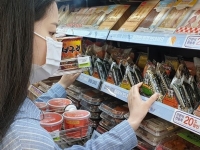 '부산 상어' 출몰에 매출 800% 폭증?…편의점서 불티나게 팔린다는데
