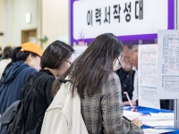 반도체 견인 제조업 고용 2개월째 증가…청년 고용 49개월째 역주행
