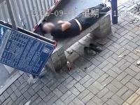 "1초만 늦었어도"…벤치서 자던 中 남성, 머리 옆에 떨어진 표지판에 '화들짝'