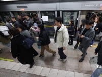 지하철서 신체 노출에 밀착…잡고보니 前 국가대표 선수