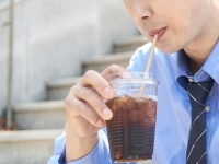 직장인들 맨날 입에 달고 사는데, 의사들은 "당장 끊어라" 경고…지방간 부른다는 '이 음료'