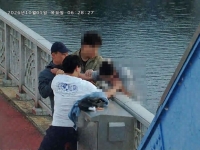 "천천히 다가가 팔 붙잡았다" 아침 운동 중이던 소방관이 살린 30대 여성